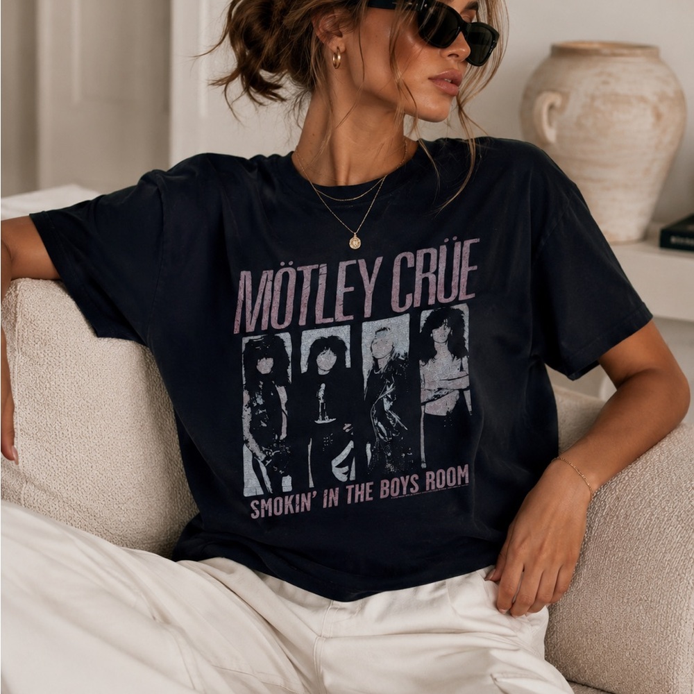 mötley crüe band tee, smokin in the boys room